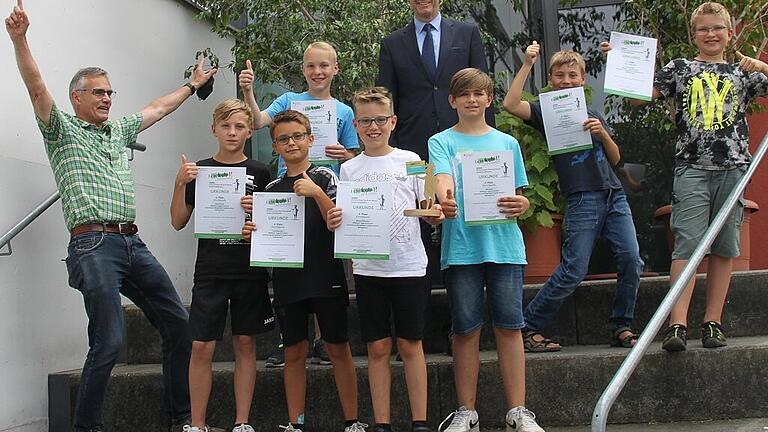 Stolze Jungwissenschaftler: Die Jugend-forscht-Gruppe am Gymnasium Steigerwald Landschulheim Wiesentheid hat beim Wettbewerb „Echt kuh-l“ den 2. Platz in der Kategorie Forschung gewonnen. Lehrer Matthias Mann (links) und Rektor Achim Höfle freuen sich genauso wie die Schüler riesig über die Auszeichnung.