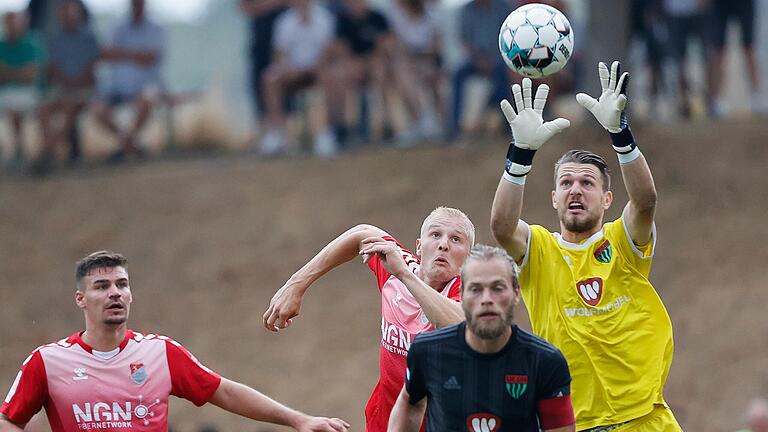 Packt sicher zu: Torhüter Nico Stephan (rechts, im Spiel beim TSV Aubstadt) hat sich zuletzt beim FC 05 Schweinfurt zur Nummer eins entwickelt.