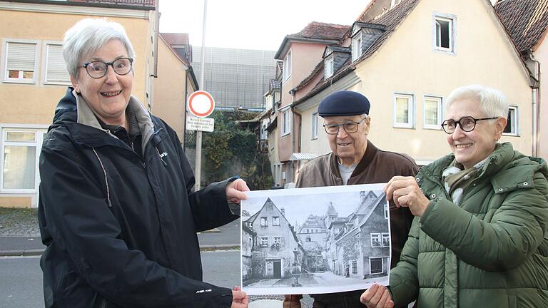 Vergleich heute und vor 100 Jahren: Rita Östheimer, Richard und Waltraud Müller (von links) halten das historische Foto hoch. Vergleich heute und vor 100 Jahren: Rita Östheimer, Richard und Waltraud Müller (von links) halten das historische Foto hoch.