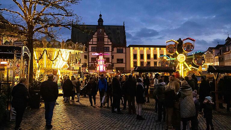 Vor dem historischen Rathaus in Schweinfurt kann man Glühwein und Lebkuchen genießen.&nbsp;&nbsp;