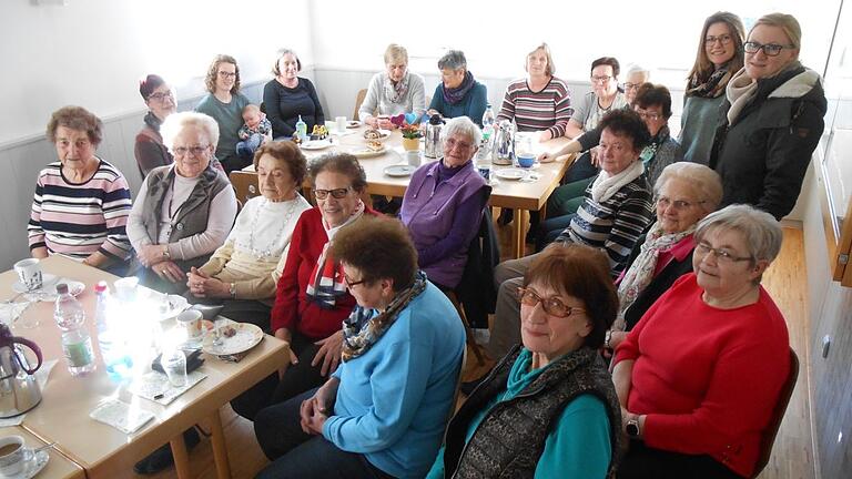 Beim ersten Treffen zum „Lindacher Nachmittags-Cafe“ kamen immerhin schon über 20 interessierte Teilnehmerinnen aller Altersgruppen, wobei auch einige Männer anwesend waren. Die Initiatorinnen hoffen, dass dieses Angebot gut angenommen wird.