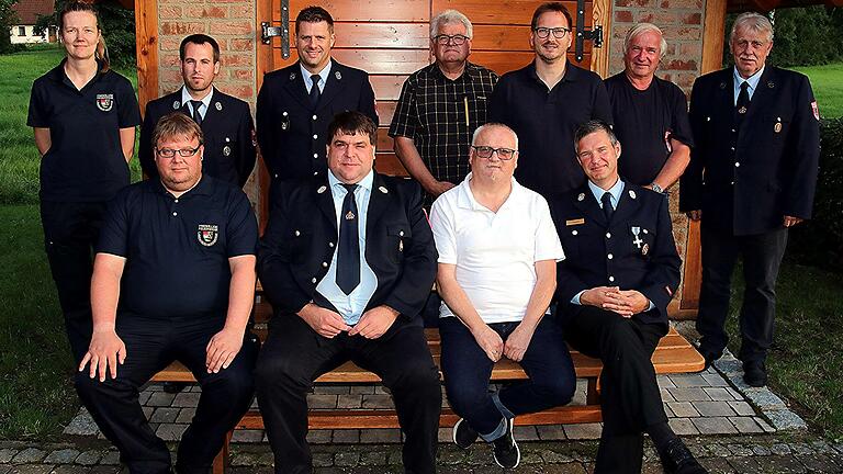 Sie alle sind zufrieden mit der Feuerwehr in Wasmuthhausen (vorne von links): KBI Andreas Franz, Florian Vogel, Peter Hegemann, Christian Vogel und (hinten von links): KBM'in Simone Halbig, zweiter Kommandant Thorsten Schmitt, erster Kommandant Christian Menzel, Eberhard Vogel, Bürgermeister Wolfram Thein, Wolfgang Harnauer und Oskar Neuner. Sie alle sind zufrieden mit der Feuerwehr in Wasmuthhausen (vorne von links): KBI Andreas Franz, Florian Vogel, Peter Hegemann, Christian Vogel und (hinten von links): KBM'in Simone Halbig, zweiter Kommandant Thorsten Schmitt, erster Kommandant Christian Menzel, Eberhard Vogel, Bürgermeister Wolfram Thein, Wolfgang Harnauer und Oskar Neuner.