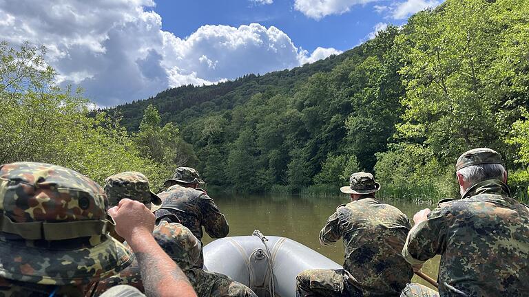 Mit dem Schlauchboot ging es für die Teilnehmer der Übung über die Saale.       -  Mit dem Schlauchboot ging es für die Teilnehmer der Übung über die Saale.