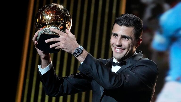 Rodri mit dem Goldenen Ball       -  Rodri ließ sich für die Auszeichnung mit dem Ballon d'Or feiern. (Archivbild)