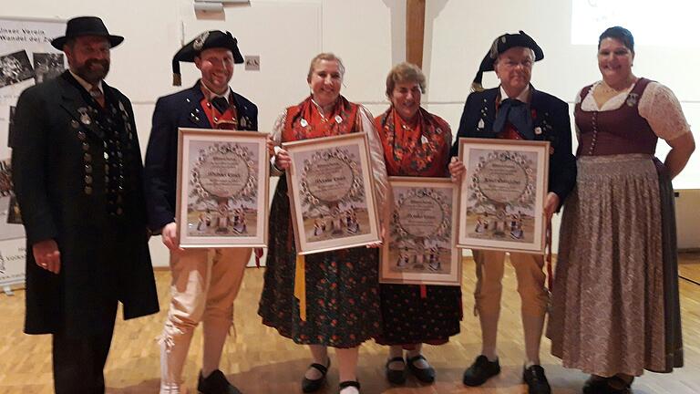 Ehrung für besondere Verdienste in der Jugendarbeit durch den Landesjugendvertreter des Bayerischen Trachtenverbands, Armin Schmid. Auf dem Foto (von links): Armin Schmid, Michael Mehler, Melanie Cmiel, Monika Cmiel, Josef Oestreicher und Elfi Graß vom Bayerischen Trachtenverband.