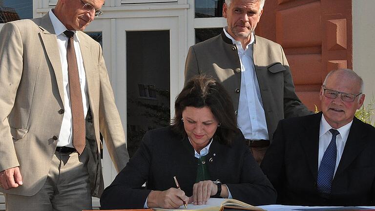 Vor dem Schüttbau trug sich die Ministerin ins Goldene Buch der Stadt ein. Im Bild von links Landrat Wilhelm Schneider, Ministerin Ilse Aigner, Landtagsabgeordneter Steffen Vogel und der Hofheimer Bürgermeister Wolfgang Borst.