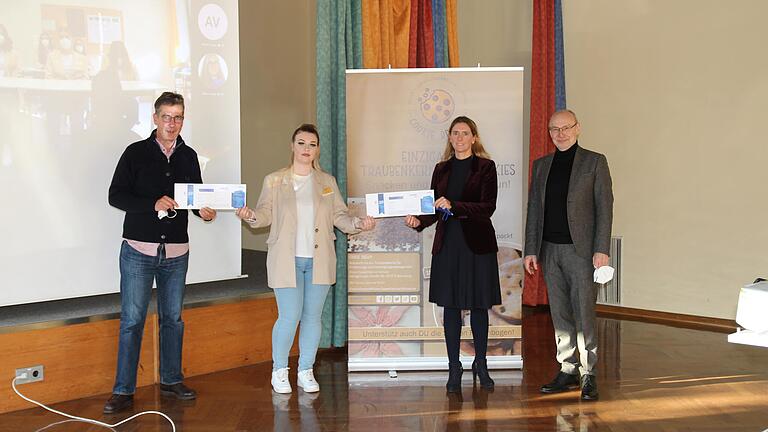 Auf dem Foto (v.l.): Oberbürgermeister Christian Schuchardt, Elina Rump, Bürgermeisterin Judith Jörg und Schulleiter Wilhelm Ott.