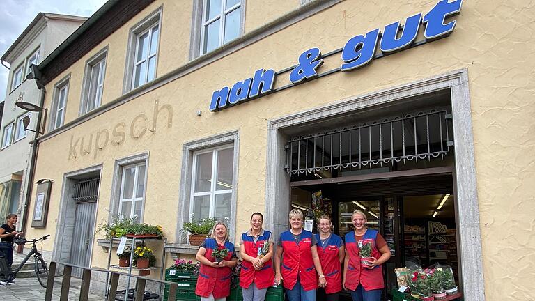 Aus Kupsch wird Edeka: Der Einkaufsmarkt am Roßmarkt 2 in Mellrichstadt heißt nun 'nah & gut Schlembach'. Im Bild das Team unter dem neuen Schriftzug. Aus Kupsch wird Edeka: Der Einkaufsmarkt am Roßmarkt 2 in Mellrichstadt heißt nun 'nah & gut Schlembach'. Im Bild das Team unter dem neuen Schriftzug.