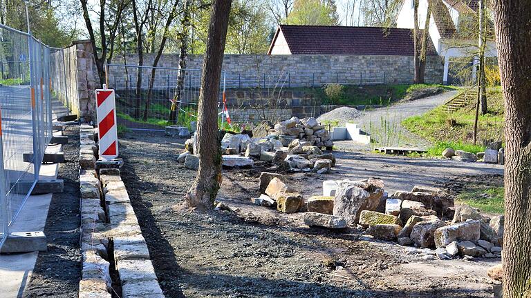 Erste Konturen erkennbar: Die 'neue' Natursteinmauer am Klostergarten in Bad Königshofen nahm in den vergangenen Tagen langsam Gestalt an. Rund vier Wochen wird es voraussichtlich dauern, bis die Arbeiten abgeschlossen sind.