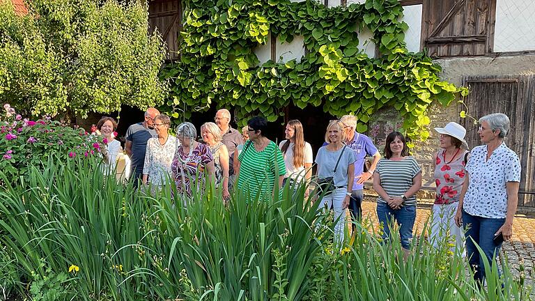 Die Hausener bei ihrem Besuch im Rosengarten von Christine Bender (links) in Kolitzheim.