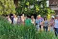 Die Hausener bei ihrem Besuch im Rosengarten von Christine Bender (links) in Kolitzheim.