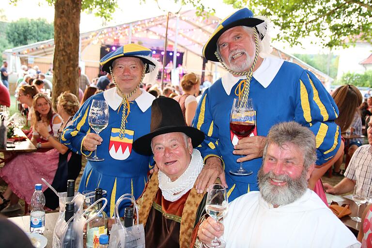 Im Kreise seiner Symbolfigur-Kollegen, wie hier beim Landsknecht-Weinfest in Obervolkach vor sechs Jahren, fühlt sich Kartäusermönch Leo Wagenhäuser (rechts) pudelwohl. Im Kreise seiner Symbolfigur-Kollegen, wie hier beim Landsknecht-Weinfest in Obervolkach vor sechs Jahren, fühlt sich Kartäusermönch Leo Wagenhäuser (rechts) pudelwohl.