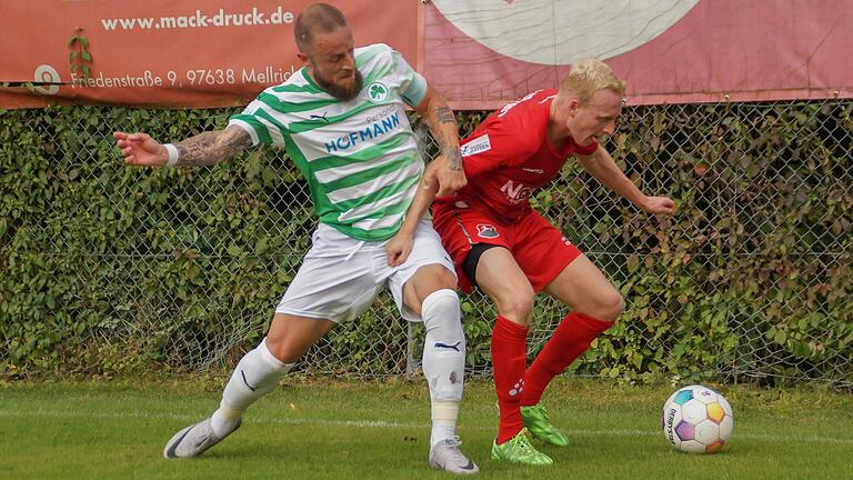 Der Fürther Daniel Adlung und der Aubstädter Neuzugang Luke Hemmerich kämpfen verbissen um den Ball. Der Fürther Daniel Adlung und der Aubstädter Neuzugang Luke Hemmerich kämpfen verbissen um den Ball.