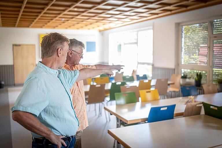 Hermann Ammon und Klaus Spyra suchen im Speisesaal ihre alten Plätze. Sie wissen noch genau, wer mit am Tisch saß. Hermann Ammon und Klaus Spyra suchen im Speisesaal ihre alten Plätze. Sie wissen noch genau, wer mit am Tisch saß. 