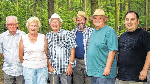 Waldfest mit Ehrungen zum 50-Jährigen - (rt) Die Natur- und Wanderfreunde Steigerwald Geisberg Wiesenbronn feiern in diesem Jahr ihr 50-jähriges Vereinsjubiläum. Daher wurde auch wieder einmal ein Waldfest organisiert, wie es in früheren Jahren schon fast Tradition war. Das Fest fiel jedoch buchstäblich ins Wasser, wegen Regens. Kurz entschlossen wurde daraufhin ein neuer Termin festgelegt. Zahlreiche Besucher kamen in den Wald an der Fritz-Paul-Hütte, teilt der Verein mit. Vorsitzender Harald Höhn freute sich, dass auch Gründungsmitglied Georg König sowie Ehrenmitglieder gekommen waren. Diesen wurde die neue Anstecknadel der Wanderfreunde in Gold überreicht (von links): Friedrich Rammling, Betty Paul, Hans Schönberger, Georg Stock, Wolfgang Knaupp und Vorsitzender Harald Höhn. Waldfest mit Ehrungen zum 50-Jährigen - (rt) Die Natur- und Wanderfreunde Steigerwald Geisberg Wiesenbronn feiern in diesem Jahr ihr 50-jähriges Vereinsjubiläum. Daher wurde auch wieder einmal ein Waldfest organisiert, wie es in früheren Jahren schon fast Tradition war. Das Fest fiel jedoch buchstäblich ins Wasser, wegen Regens. Kurz entschlossen wurde daraufhin ein neuer Termin festgelegt. Zahlreiche Besucher kamen in den Wald an der Fritz-Paul-Hütte, teilt der Verein mit. Vorsitzender Harald Höhn freute sich, dass auch Gründungsmitglied Georg König sowie Ehrenmitglieder gekommen waren. Diesen wurde die neue Anstecknadel der Wanderfreunde in Gold überreicht (von links): Friedrich Rammling, Betty Paul, Hans Schönberger, Georg Stock, Wolfgang Knaupp und Vorsitzender Harald Höhn.