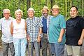 Waldfest mit Ehrungen zum 50-Jährigen       -  (rt)   Die Natur- und Wanderfreunde Steigerwald Geisberg Wiesenbronn feiern in diesem Jahr ihr 50-jähriges Vereinsjubiläum. Daher wurde auch wieder einmal ein Waldfest organisiert, wie es in früheren Jahren schon fast Tradition war. Das Fest fiel jedoch buchstäblich ins Wasser, wegen Regens. Kurz entschlossen wurde daraufhin ein neuer Termin festgelegt. Zahlreiche Besucher kamen in den Wald an der Fritz-Paul-Hütte, teilt der Verein mit. Vorsitzender Harald Höhn freute sich, dass auch Gründungsmitglied Georg König sowie Ehrenmitglieder gekommen waren. Diesen wurde die neue Anstecknadel der Wanderfreunde in Gold überreicht (von links): Friedrich Rammling, Betty Paul, Hans Schönberger, Georg Stock, Wolfgang Knaupp und Vorsitzender Harald Höhn.