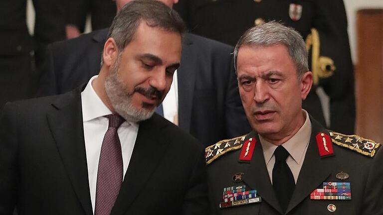 Russian President Vladimir Putin visits Turkey       -  Sie wussten wohl früh über den geplanten Putsch Bescheid: der türkische Geheimdienstchef Hakan Fidan (links) und Generalstabschef Hulusi Akar