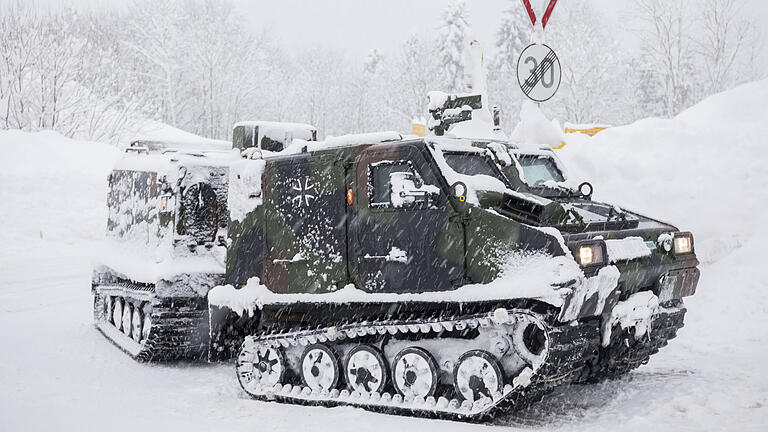 Winter in Bayern       -  Ein Kettenfahrzeug der Bundeswehr unternimmt eine Versorgungsfahrt zur Siedlung Buchenhöhe in Berchtesgarden. Die Siedlung ist wegen des starken Schneefalls weitgehend abgeschnitten, wird aber mit Lebensmitteln ausreichend versorgt. Mit schweren Militärfahrzeugen kann Buchenhöhe weiter erreicht werden.