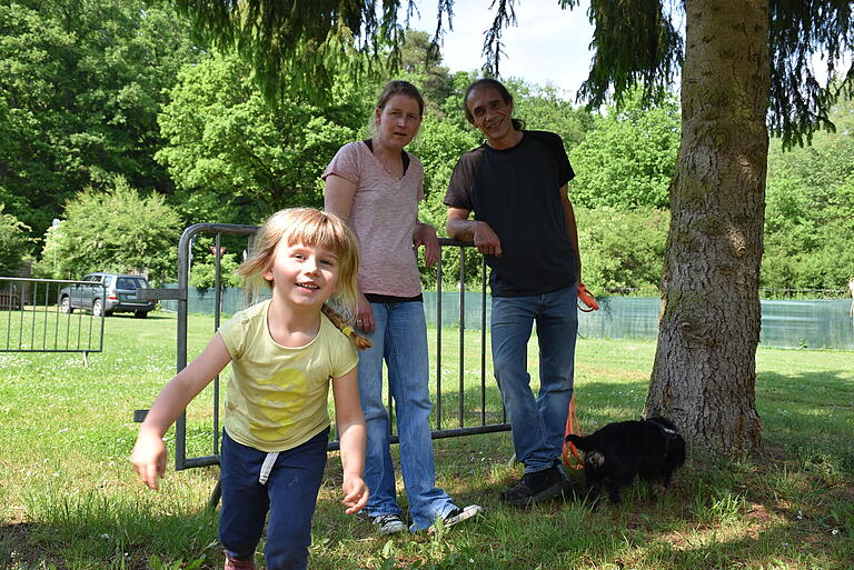 Eva und Oliver Zull freuen sich über ihren neuen Arbeitsplatz im Grünen und haben sich viel vorgenommen. Viel Potenzial sieht Oliver Zull in dem Platz, denkt nicht nur an neue sanitäre Anlagen, sondern auch an Licht- und Veranstaltungskonzepte. Töchterchen Ronja genießt den Platz derweil lieber als Abenteuerspielplatz. Eva und Oliver Zull freuen sich über ihren neuen Arbeitsplatz im Grünen und haben sich viel vorgenommen. Viel Potenzial sieht Oliver Zull in dem Platz, denkt nicht nur an neue sanitäre Anlagen, sondern auch an Licht- und Veranstaltungskonzepte. Töchterchen Ronja genießt den Platz derweil lieber als Abenteuerspielplatz.