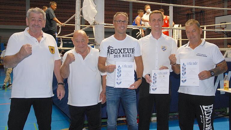 Alfred Hörauf (von links), stellvertretender Landessportwart, ehrte mit Bezirkssportwart Hans Bales die verdienten Funktionäre Oliver Barth, Jürgen Geier und Frank Kramosch. Alfred Hörauf (von links), stellvertretender Landessportwart, ehrte mit Bezirkssportwart Hans Bales die verdienten Funktionäre Oliver Barth, Jürgen Geier und Frank Kramosch.
