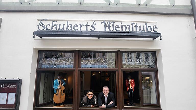 Marika Hoffmann und Toni Schick: Bald zieht die Wirtin ins Haus des Unternehmers.       -  Marika Hoffmann und Toni Schick: Bald zieht die Wirtin ins Haus des Unternehmers, in dem bis vor kurzem noch Schubert's Weinstube ansässig war.