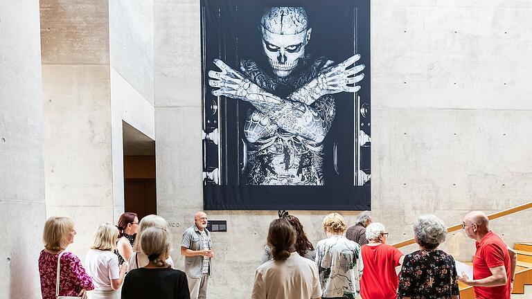 In Erwartung des erhofften jugendlichen Publikums hat das Museum einen Selfie-Point eingerichtet: vor der riesigen Reproduktion eines Fotos von 'Zombie Boy' Rick Genest (1985-2018).