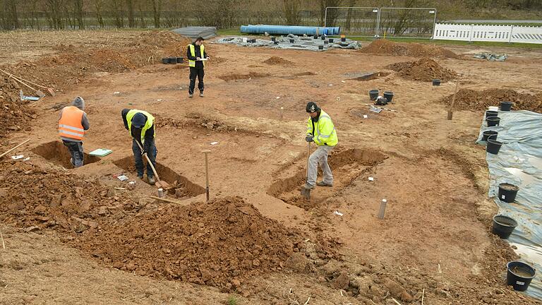 Bei Kist, an der Abzweigung Eisingen, finden derzeit archäologische Grabungen statt. Im Bild:&nbsp; Der mittlere Teil der Grabung mit vier Archäologen bei der Arbeit.