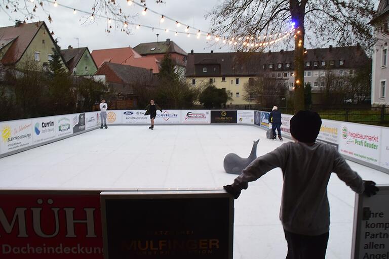 Pünktlich zum Weihnachtsmarkt öffnete auch die Eisbahn.
