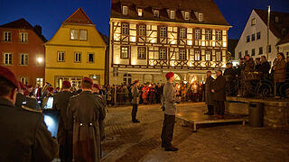 Bundeswehr lädt ein zur Indienststellung und Verleihung des Beinamens 'Mainfranken' an das schwere Logistikbataiollon 467.
Das Heeresmusikkorps Veitshöchheim spielt eine Serenade auf dem Marktplatz in Volkach.