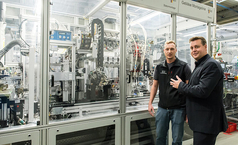 André Piel leitet das BSH-Staubsaugerwerk in Bad Neustadt. Das Bild zeigt ihn mit&nbsp;Technikbetreuer Andreas Stiel in der Gebläseproduktion.