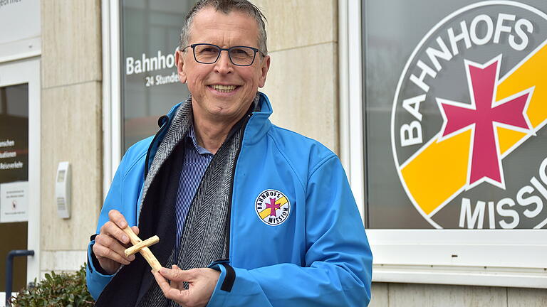 Michael Lindner-Jung, Leiter der ökumenischen Bahnhofsmission, mit einem Kreuz aus Holunderholz, das ihm ein Besucher der Bahnhofsmission kürzlich als Dankeschön geschenkt hat.