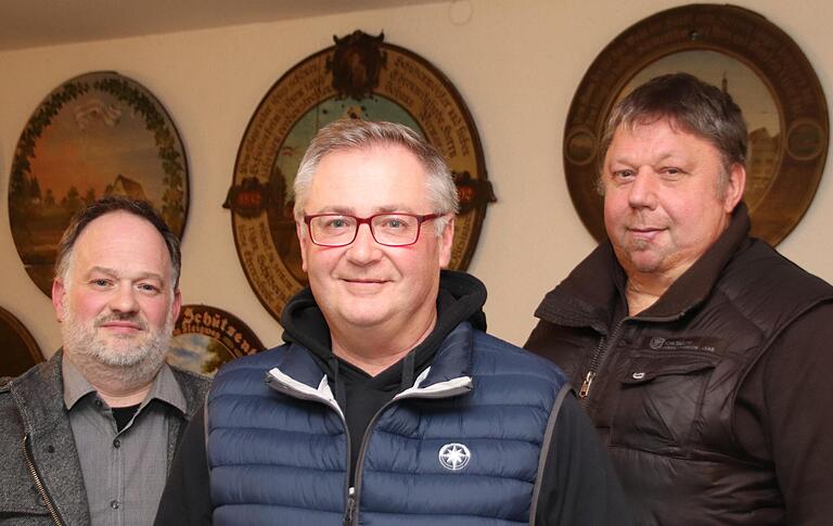 Über die Zukunftspläne der Kitzinger Schützengesellschaft sprachen (von links) Schützenmeister Thomas Stöckl, Zweiter Schatzmeister Thomas Zehnder und Zweiter Schützenmeister Joachim Czulczio. Über die Zukunftspläne der Kitzinger Schützengesellschaft sprachen (von links) Schützenmeister Thomas Stöckl, Zweiter Schatzmeister Thomas Zehnder und Zweiter Schützenmeister Joachim Czulczio.