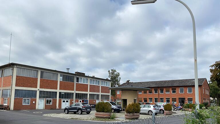 Der Servicebetrieb Bau und Stadtgrün ist in Schweinfurt am Sennfelder Bahnhof angesiedelt. Die Gebäude stammen aus den 1960er Jahren und sollen in den nächsten Jahren sukzessive abgerissen und neu gebaut werden.