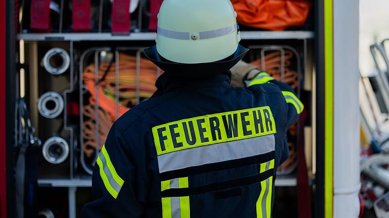 Feuerwehrmann am Einsatzfahrzeug       -  Die Feuerwehr brachte das Feuer ohne ein Übergreifen auf Nachbargebäude in den Griff. (Archivbild)