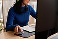 Eine Frau im Homeoffice       -  Wird man auf der Arbeit besonders gefordert, sollte man im Privatleben regelmäßig abschalten.