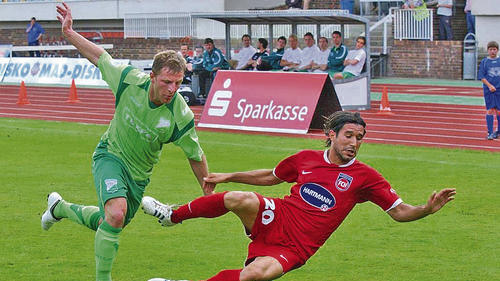 Fast gestürzt: Heidenheims Alper Bagceci (rechts) saust hier auf den Hosenboden und hatte sich mit seinem FC die Aufgabe gegen den Vorletzten TSV Großbardorf (links Carl Murphy) sicher leichter vorgestellt.