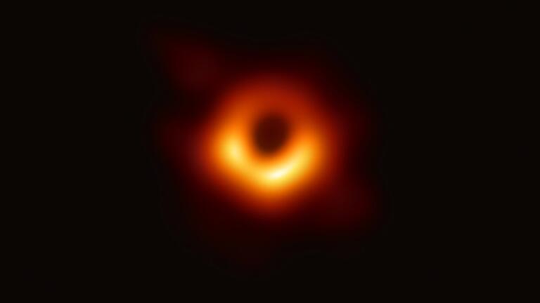 Dieses Bild ist der erste direkte visuelle Nachweis eines Schwarzen Lochs (undatiertes Handout, das am 10.April 2019 freigegeben wurde). Das Schwarze Loch befindet sich im Zentrum der riesigen Galaxie Messier 87.