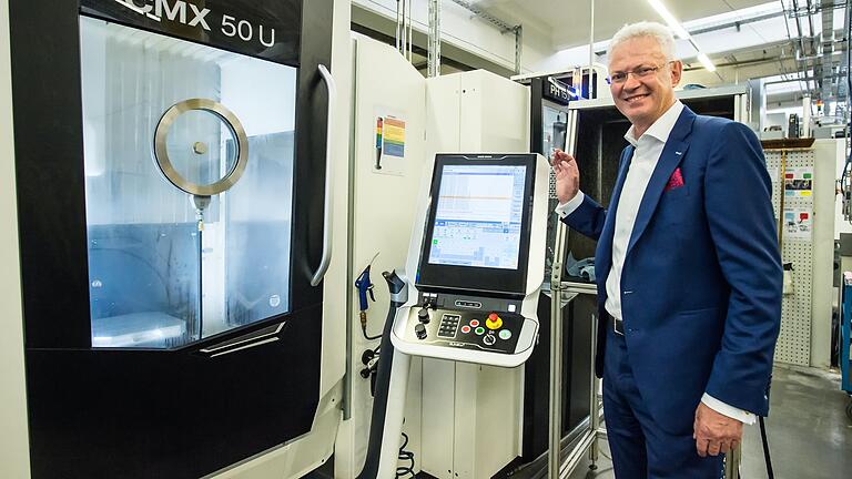 Total digital: Wolfgang Heuring ist bei Siemens der Vordenker, was die Fabrik der Zukunft angeht. Das Bild zeigt ihn im Werk Bad Neustadt.