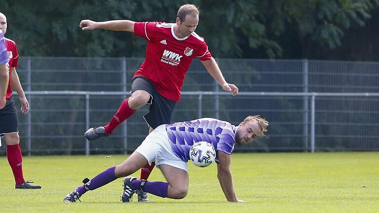 Justus Grimm (unten) vom TSV Grombühl ist im Weg, als Lengfelds Tim Stoy an ihm vorbei möchte. An den Grombühlern kommen in der Fußball-Kreisklasse 1 derzeit nur die wenigsten Gegner vorbei.