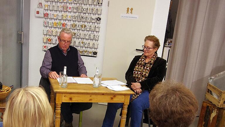 Sigismund von Dobschütz und Nicole Henneberg bei einer Lesung, die zum Programm der Jüdischen Kulturtage gehört und Werke von Gabriele Tergit ins Blickfeld rückt. Foto: Klaus Werner       -  Sigismund von Dobschütz und Nicole Henneberg bei einer Lesung, die zum Programm der Jüdischen Kulturtage gehört und Werke von Gabriele Tergit ins Blickfeld rückt. Foto: Klaus Werner