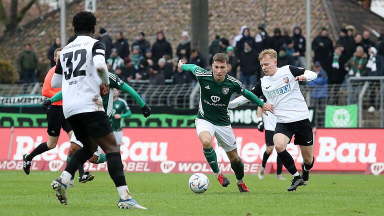 Tim Kraus (Mitte, hier gegen den SV Heimstetten) kommt zu den Würzburger Kickers.