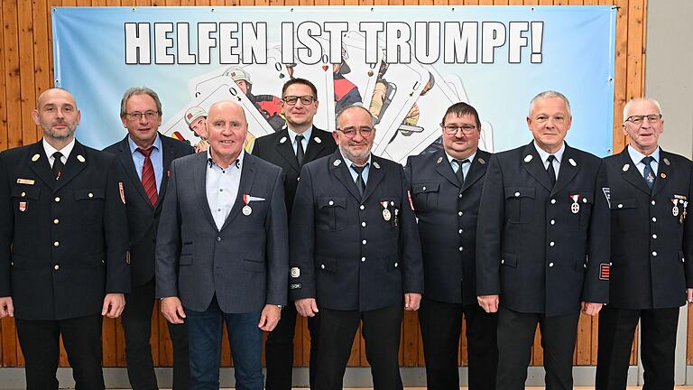 Kreisbrandrat Florian List (links) mit den Geehrten (von links) Bruno Schmitt, Jürgen Winkler, Wolfgang Renk, Steffen Weisensel,  Wolfgang Blum, Dieter Schneider  und Kreisbrandmeister a. D. Thomas Baumann.