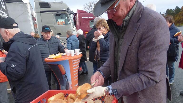 Sebastian Strobl schnitt etwa 100 Brötchen für das Frühstücksbuffet der Fahrgäste auf.