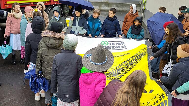 Verkehrserziehung zum Anfassen: Hier erfahren die Fünftklässler am FLG hautnah, wie groß ein Toter Winkel sein kann.