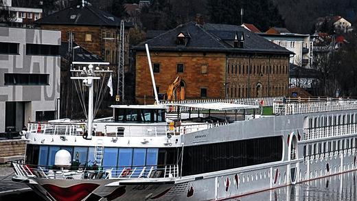 Gestrandet: Weil der Main Hochwasser führt, muss das Kreuzfahrtschiff A-Rosa Silva in Schweinfurt ausharren. Die 180 Passagiere sind allerdings längst von Bord gegangen.FOTOS: Josef Schäfer