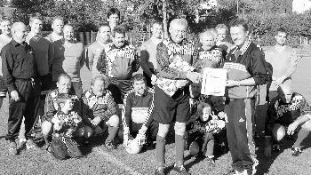 Zu seinem 1000. Spiel überreichte - Zu seinem 1000. Spiel überreichte vor den Trimm-Dich-Mannschaften der 1. Vorstand Hubert Nickel dem Jubilar
Richard Filippi Urkunde und Präsent und dankte ihm für seine Verdienste als Gründer dieser Mannschaft als auch
als Helfer im Verein. Zu seinem 1000. Spiel überreichte - Zu seinem 1000. Spiel überreichte vor den Trimm-Dich-Mannschaften der 1. Vorstand Hubert Nickel dem Jubilar
Richard Filippi Urkunde und Präsent und dankte ihm für seine Verdienste als Gründer dieser Mannschaft als auch
als Helfer im Verein.