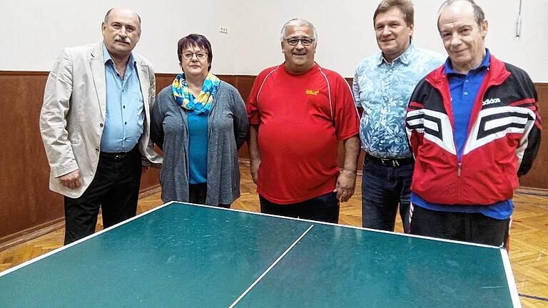 Ihnen hat der Rüdenhäuser Tischtennisport viel zu verdanken (von links): Vereinsvorsitzender Norbert Bergmann, Elfriede Sinn, Gerhard Barthelmeß, Abteilungsleiter Erwin Reschke und Wolfgang Paul. Auf dem Bild fehlt Gründungsmitglied Matthias Müller.