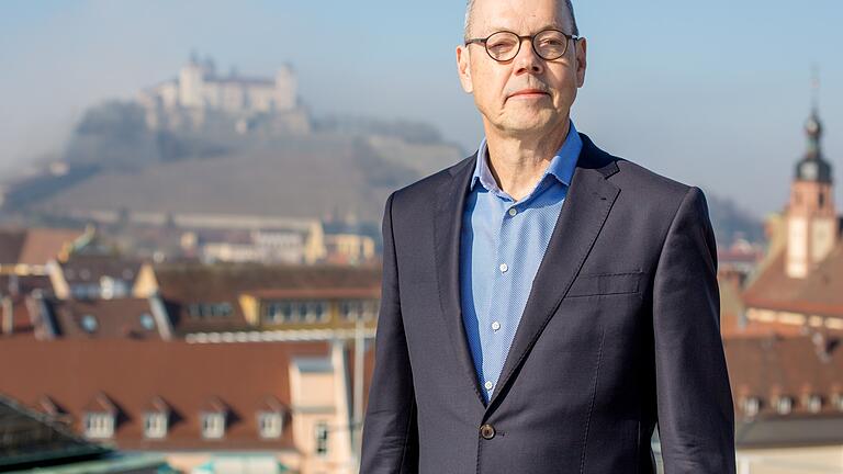 Der langjährige Wirtschaftsweise Peter Bofinger auf dem Dach der Neuen Universität in Würzburg, wo am Donnerstag der Sachverständigenrat tagte - die letzte Sitzung für Bofinger.&nbsp;