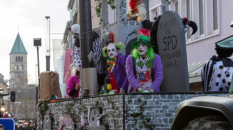 Bei den Motivwägen wird beim Faschingszug kontrolliert, dass genügend Wachleute dabei sind und die Höhenbegrenzung eingehalten wird.