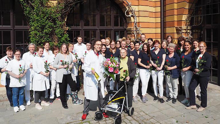 Das Geriatriezentrum (GZ) feiert 25. Geburtstag und das Team feiert mit. Es umfasst mittlerweile rund 80 Mitarbeiter. Vorne: Dr. Michael Schwab mit Schwester Pauline, aktuell Rehabilitandin des GZ.